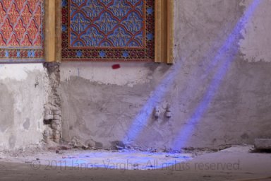 A kék ablakon át beszűrődő napfény